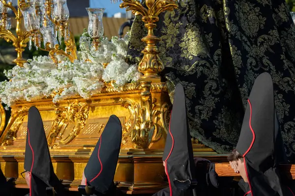 Kutsal Perşembe günü İspanya 'nın Murcia şehrinde düzenlenen Kutsal Hafta' da Yalnızlık Leydisi 'nin şamandırasının dekorasyonunun detayları..