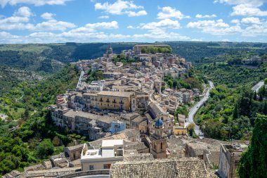 Ragusa, Sicilya, İtalya 'nın tarihi merkezinin manzarası. Evleri bir tepenin üzerinden dökülüyor. UNESCO Dünya Mirası Alanı..