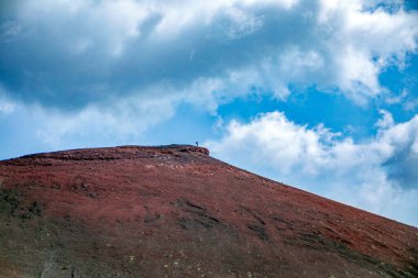 İtalya 'nın Sicilya kentindeki Etna Dağı' ndaki bir kraterin volkanik manzarasına hayran olan tek bir kişi var.