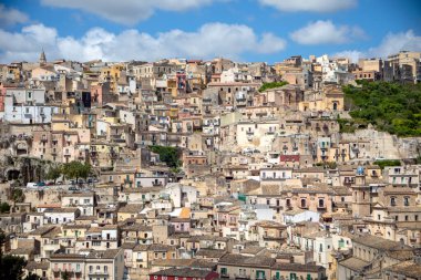Ragusa, Sicilya, İtalya 'nın tarihi merkezinin bir kısmının manzarası, bir tepenin üzerinden dökülen evleriyle, bir şehir UNESCO Dünya Mirası Alanı ilan etti.