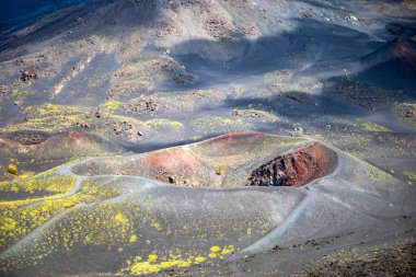 İtalya, Sicilya 'daki Etna volkanı kraterlerinden birinin çok renkli Dünya ile ilgili muhteşem detayları.