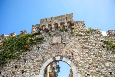 Porta Catania, İtalya, Sicilya 'nın Taormina şehrinin antik kapısı, taştan yapılmış ve kemerli.