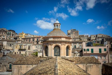 Duomo di San Giorgio Modica 'nın ayrıntıları Sicilya, İtalya, çan kulesinden ve arkadaki kasabadan UNESCO Dünya Mirası Bölgesi