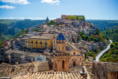 Ragusa, Sicilya, İtalya 'nın tarihi merkezine UNESCO' nun Dünya Mirası Alanı olan mavi kubbeli Santa Maria dell 'Itria kilisesinin manzarası.