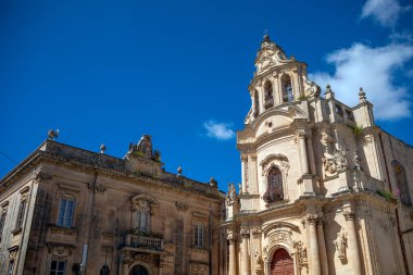 San Giuseppe Kilisesi ve UNESCO 'nun Dünya Mirası şehri Ragusa, Sicilya, İtalya' daki Palazzo Comunale cephesi.