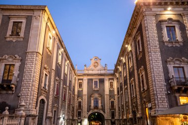 İtalya 'nın Sicilya Katedrali' ndeki tarihi binalar arasında gün batımında Uzeda Kapısı 'nı aydınlatmış.