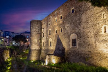 Catania, Sicilya, İtalya 'daki Ursino Kalesi ve Hendeği geceleri yapay olarak aydınlatılıyor.