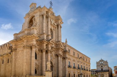 Syracuse, Sicilya, İtalya 'daki Meryem' in Doğumu Başkent Katedrali 'nin cephesi. Güzel bir sabah ışığıyla.