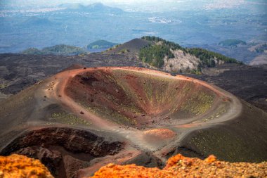 İtalya, Sicilya 'daki Etna Dağı' ndaki devasa ve renkli Silvestri kraterine bakın. Arka planda Catania şehri var.