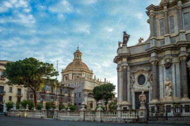 Catania, Sicilya, İtalya 'da St. Agatha Manastır Kilisesi ile Katedral Meydanı ön planda yer alan katedralin bir kısmıyla
