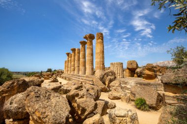 Agrigento, Sicilya, İtalya 'daki Tapınaklar Vadisi' ndeki Yunan Herkül Tapınağı 'nın etkileyici kalıntıları, güpegündüz.