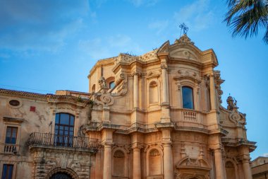 Günbatımının altın ışığında bir UNESCO Dünya Mirası Alanı olan Noto, Sicilya, İtalya 'daki Aziz Dominic Kilisesi cephesi