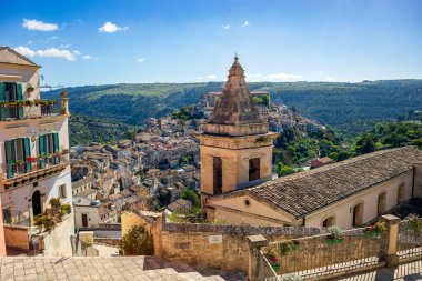 İtalya 'nın Sicilya şehrinde Santa Maria della Scala Kilisesi' nin kulesiyle Ibla adlı eski Ragusa kasabasının manzarası.
