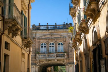 Arezzi Sarayı 'nın güzel kemeri Ragusa, Sicilya, İtalya' da, UNESCO Dünya Mirası şehrinin merkez sokaklarından birinde.