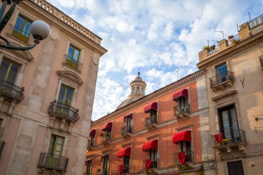 Sicilya 'daki Catania Üniversitesi meydanındaki tarihi binaların cepheleri.