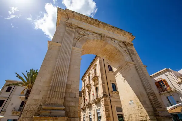 Gündüz vakti İtalya 'nın Sicilya kentindeki UNESCO Dünya Mirası şehri Noto' daki Kraliyet Kapısı veya Ferdinandea