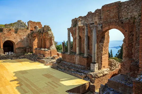 Taormina, Sicilya, İtalya 'da denize bakan antik Yunan tiyatrosunun sütunlu sahnesinin kasvetli görüntüsü