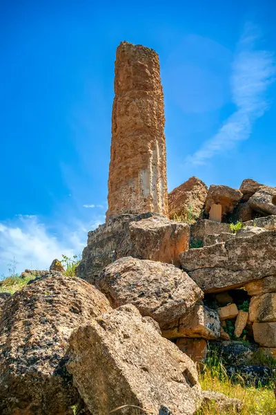 İtalya, Sicilya, Agrigento 'daki Tapınaklar Vadisi' nden ayakta duran bir sütunun dikey fotoğraf ayrıntıları