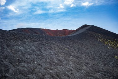 Etna Dağı 'nın, Catania' nın, Sicilya 'nın, İtalya' nın gri ve kırmızımsı lav yamaçlarından birinin çarpıcı manzarası..