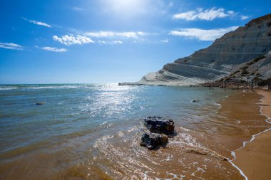 Agrigento, Sicilya 'daki Scala dei Turchi plajı, mavi Akdeniz ve arka planında ünlü beyaz kayası