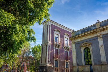 İtalya, Sicilya 'da Dante Alighieri Meydanı' ndaki renkli tarihi binalar.