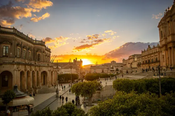 Duomo Meydanı 'nda gün batımı gökyüzü ve İtalya, Sicilya, Noto' daki San Nicolo Barok Katedrali.
