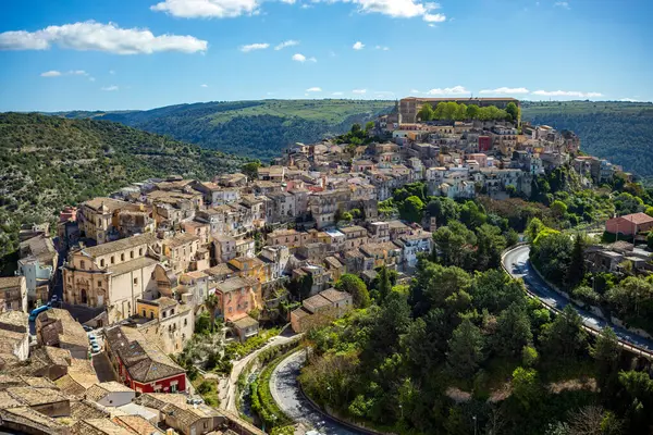 Ragusa, Sicilya, İtalya 'daki Ibla' nın tarihi merkezinin yan görüntüsü. Evleri bir tepenin üzerinden dökülüyor. UNESCO Dünya Mirası Alanı..