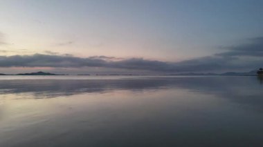 Şafak vakti sakin sularıyla Mar Menor, Cartagena, Murcia 'nın insansız hava aracı görüntüsü.