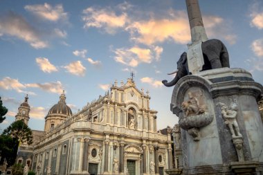 Catania Katedral Meydanı, Sicilya, İtalya, Katedral cephesi ve ünlü Fil Çeşmesi