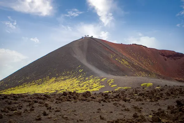 İtalya 'nın Sicilya kentindeki Etna Dağı' nda turistlerle dolu bir volkan kraterinin panoramik görüntüsü.