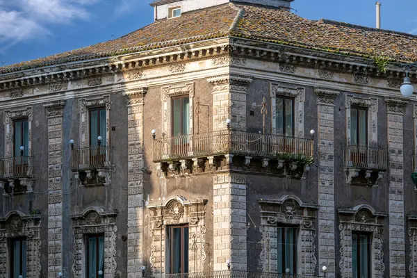 İtalya, Sicilya 'daki Catania Katedral Meydanı' nda gün ışığında tarihi bir binanın köşesinde.
