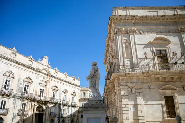 Syracuse, Sicilya, İtalya 'daki Piazza del Duomo' nun manzarası, St. Paul heykeli ve UNESCO tarafından dünya mirası ilan edilen Benevento del Bosco ve Bermexio sarayları..