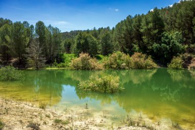 Bullas 'taki Huerfano Gölü manzarası. Sabah ışığı ve yeşil sularla cennet gibi doğal bir manzara.