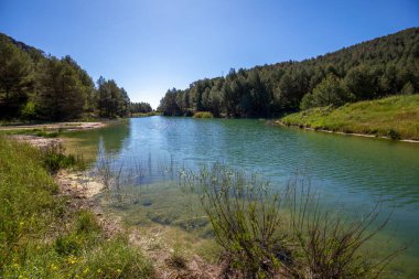 Bullas ve Mula arasındaki Manzano Gölü 'nün manzarası. Sabah ışığı ve güzel bulutlarla dolu huzurlu bir doğal ortam.