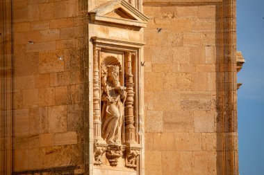 Cuenca, Castilla-La Mancha, İspanya 'daki Ucls Manastırı' nın bolca dekore edilmiş Plateresk mimarisinin ayrıntıları.