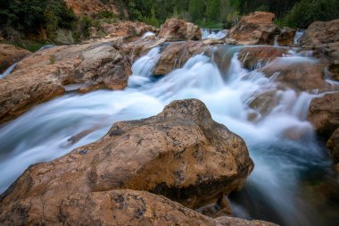 Cuenca, Castilla-La Mancha, İspanya 'daki Chorreras del Ro Cabriel şelalesinin manzarası ulusal bir anıt ilan etti.