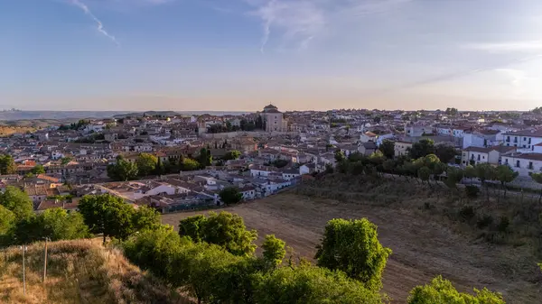 İspanya 'nın Madrid kentindeki Chinchn Ortaçağ turizm köyüne sabah vakti bir göz atın.