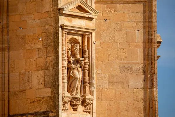 Cuenca, Castilla-La Mancha, İspanya 'daki Ucls Manastırı' nın bolca dekore edilmiş Plateresk mimarisinin ayrıntıları.