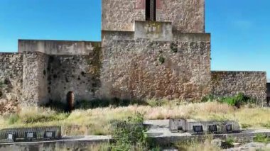 Ucls Kalesi, Cuenca, Castilla-La Mancha, İspanya 'nın kulelerinden birinin insansız hava aracı görüntüsü