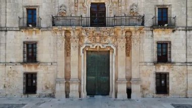 Güney manzarası, Cuenca 'daki Ucls Manastırı' nın barok cephesi, Castilla-La Mancha, İspanya, gündüz vakti