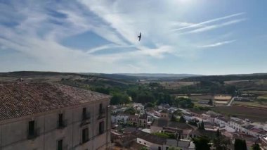 Güney manzarası, Cuenca 'daki Ucls Manastırı' nın barok cephesi, Castilla-La Mancha, İspanya, gündüz vakti