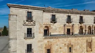 Cuenca, Castilla-La Mancha, İspanya 'daki Ucls Manastırı' nın güzel güney perdesinin insansız hava aracı görüntüsü.