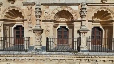 Cuenca, Castilla-La Mancha, İspanya 'daki Ucls Manastırı' nın güzel güney perdesinin insansız hava aracı görüntüsü.
