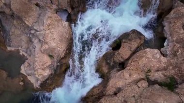 İspanya, Castilla-La Mancha, Cuenca 'daki Chorreras del Ro Cabriel' in hava görüntüsü ulusal bir anıt ilan etti.