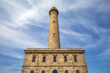 Cabo de Palos deniz feneri binasının yatay manzarası, Cartagena, Murcia Bölgesi, İspanya, mavi gökyüzü
