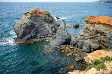 Cabo de Palos 'un kayalık sahillerinde Cala Botella, Cartagena, Murcia Bölgesi, İspanya,