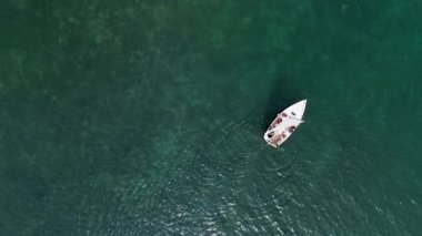 Mar Menor, Cartagena, Murcia Bölgesi, İspanya 'daki bir yelkenlinin insansız hava aracı görüntüsü