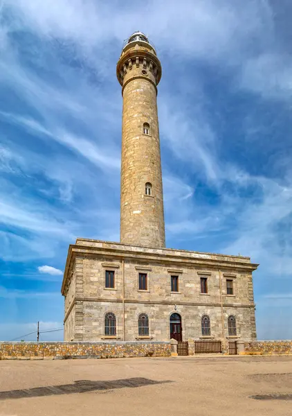 Cabo de Palos deniz feneri binasının dikey görüntüsü, Cartagena, Murcia Bölgesi, İspanya, mavi gökyüzü