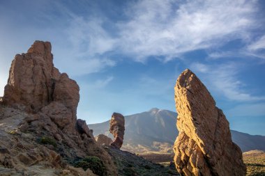 İspanya 'nın Kanarya Adaları, Tenerife' deki Teide Ulusal Parkı 'ndaki Teide volkanının zirvesindeki Roques de Garca manzarası.