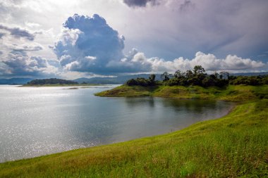 Kosta Rika 'daki Arenal Volkan Ulusal Parkı' nın panoramik manzarası, ön planda Arenal Lagünü